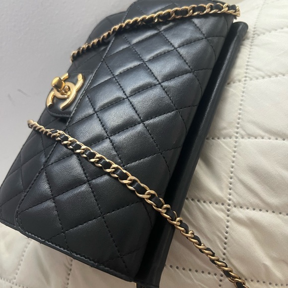 CHANEL Black Quilted Crossbody Bag with Gold Chain - Picture 4 of 12
